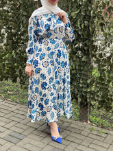 Lade das Bild in den Galerie-Viewer, Floral silky dress
