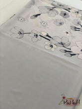 Lade das Bild in den Galerie-Viewer, Centered Spring flowers
